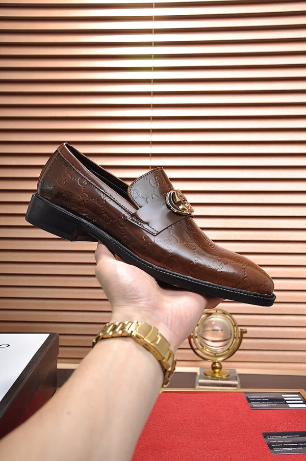 Mocassino da uomo GG in pelle di vacchetta goffrata marrone 484786