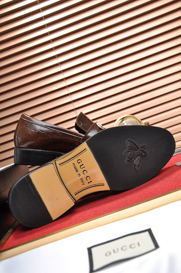 Mocassino da uomo GG in pelle di vacchetta goffrata marrone 484786