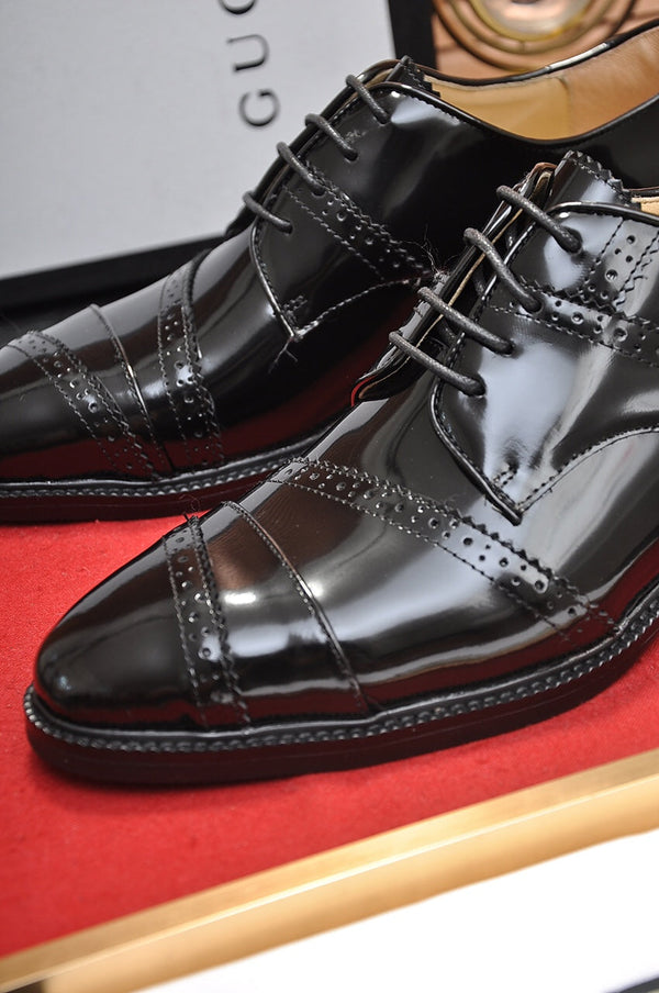 Scarpa elegante da uomo GG in pelle di vacchetta nera 499521