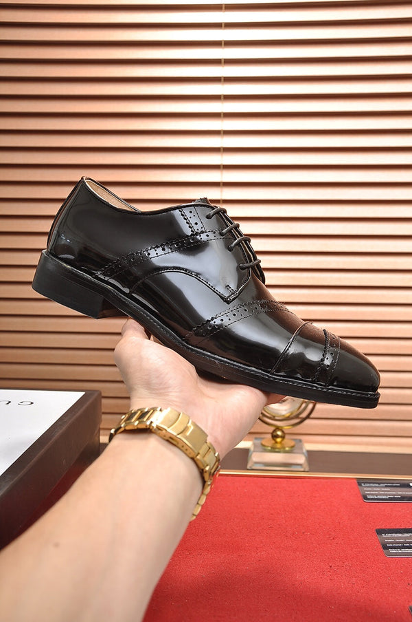 Scarpa elegante da uomo GG in pelle di vacchetta nera 499521