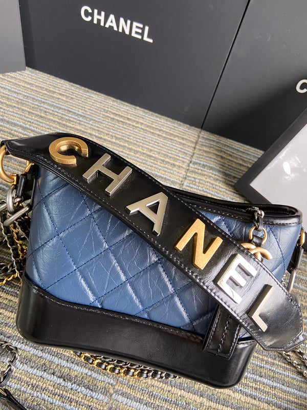 BORSA HOBO CC MEDIUM 20 IN PELLE DI VITELLO NERA E BLU EGEO CON TRACOLLA