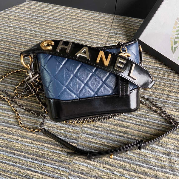 BORSA HOBO CC MEDIUM 20 IN PELLE DI VITELLO NERA E BLU EGEO CON TRACOLLA