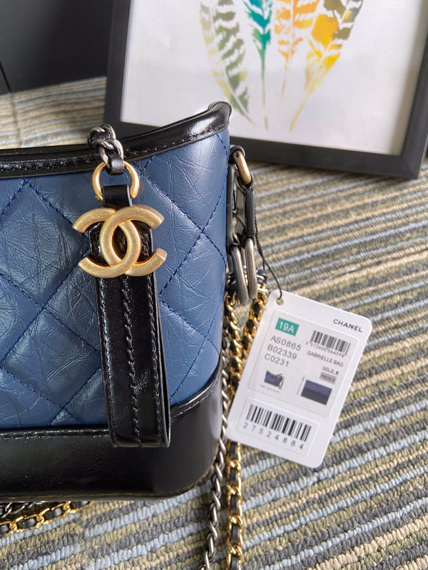 BORSA HOBO CC MEDIUM 20 IN PELLE DI VITELLO NERA E BLU EGEO CON TRACOLLA