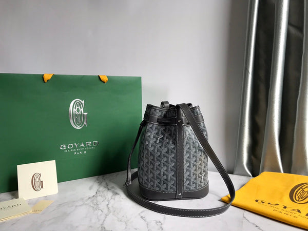 BORSA A SECCHIELLO PETIT FLOT 22 IN TELA GOYARDINE GRIGIA E FINITURE IN PELLE DI AGNELLO