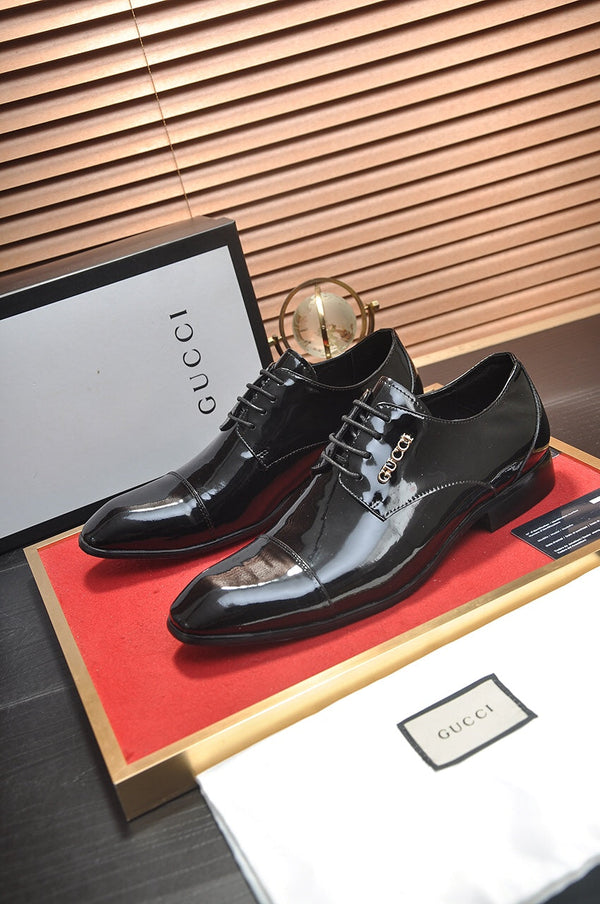 Scarpa elegante da uomo GG in pelle verniciata nera 512494