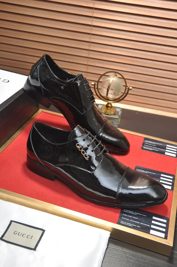 Scarpa elegante da uomo GG in pelle verniciata nera 512494
