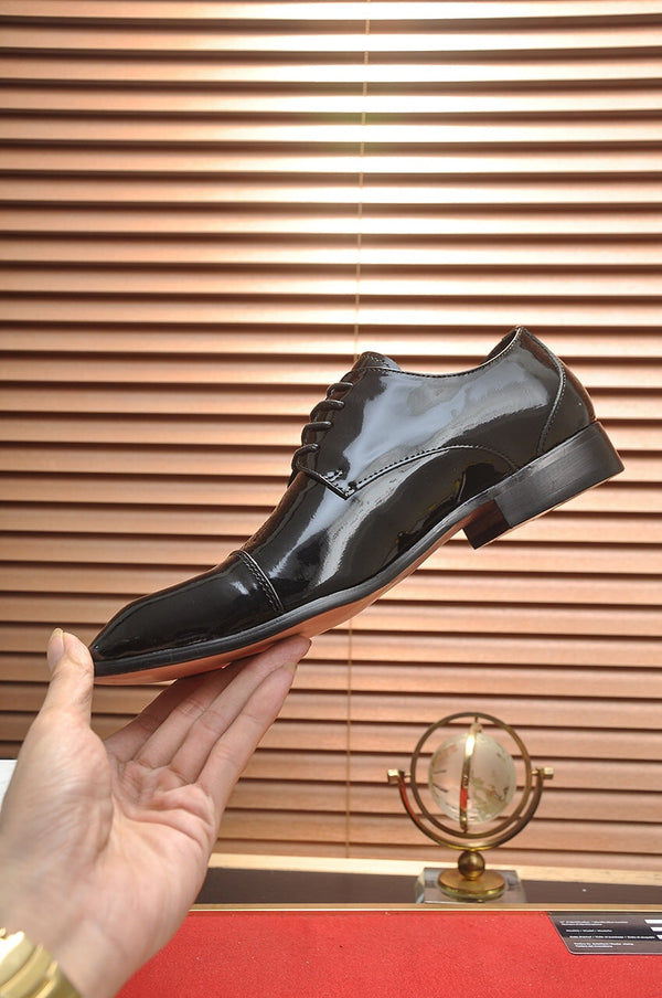 Scarpa elegante da uomo GG in pelle verniciata nera 512494