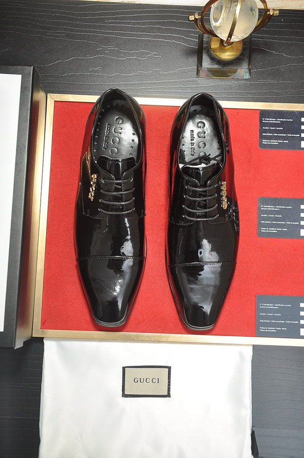 Scarpa elegante da uomo GG in pelle verniciata nera 512494