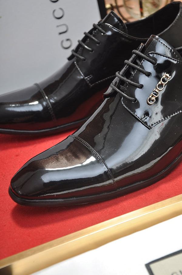 Scarpa elegante da uomo GG in pelle verniciata nera 512494