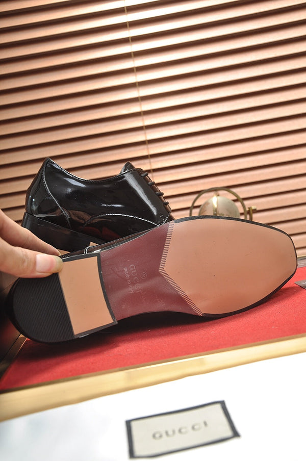 Scarpa elegante da uomo GG in pelle verniciata nera 512494