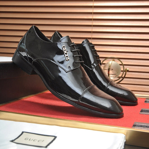 Scarpa elegante da uomo GG in pelle verniciata nera 512494