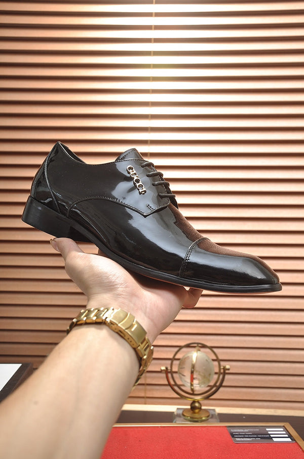 Scarpa elegante da uomo GG in pelle verniciata nera 512494