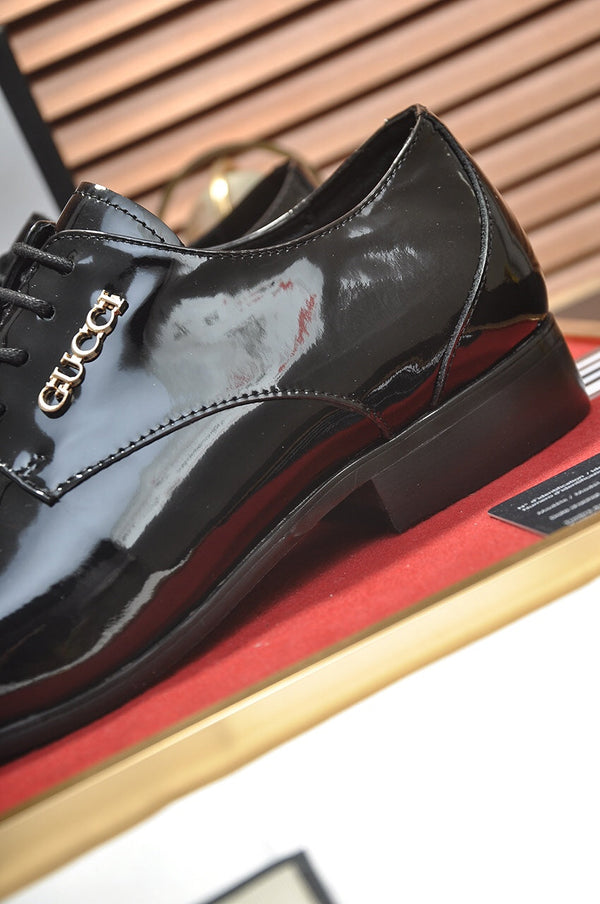 Scarpa elegante da uomo GG in pelle verniciata nera 512494