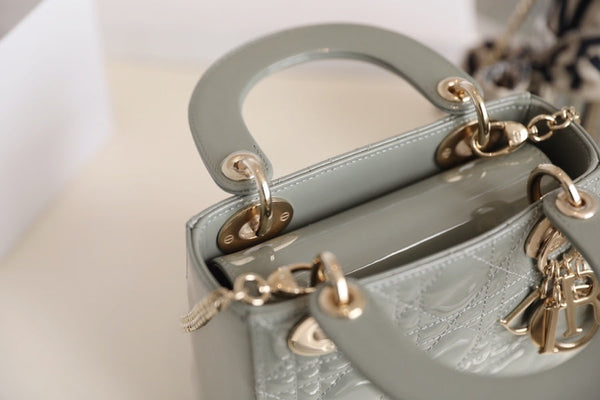 LADY 17 IN GRIGIO CON MOTIVO CANNAGE
