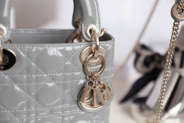 LADY 17 IN GRIGIO CON MOTIVO CANNAGE