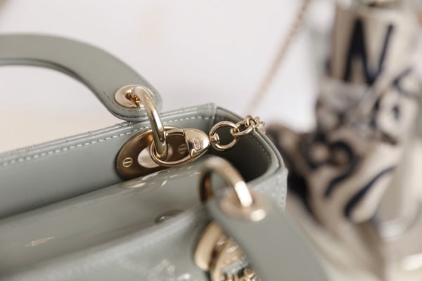 LADY 17 IN GRIGIO CON MOTIVO CANNAGE