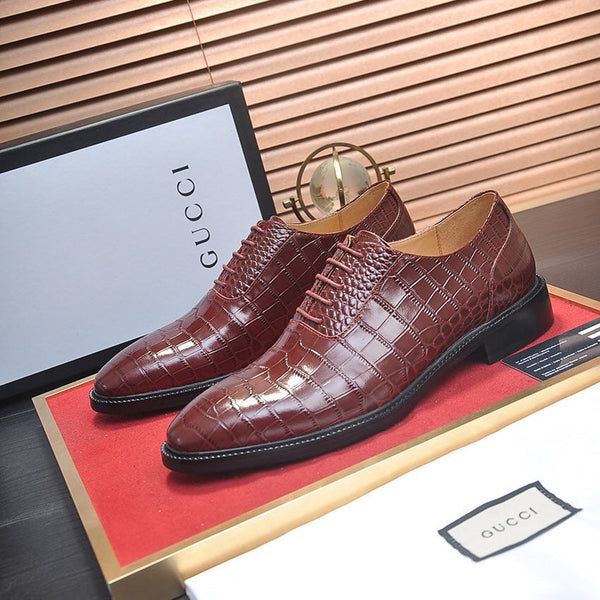Mocassino da uomo GG in pelle di vacchetta goffrata marrone 526094