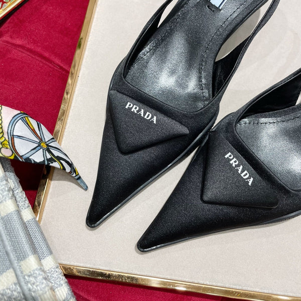 DÉCOLLETÉ SLINGBACK IN SETA NERA E FODERA IN PELLE DI MONTONE CON LOGO TRIANGOLARE