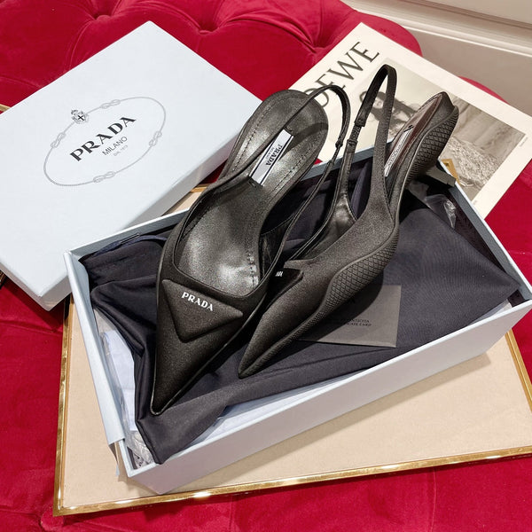 DÉCOLLETÉ SLINGBACK IN SETA NERA E FODERA IN PELLE DI MONTONE CON LOGO TRIANGOLARE