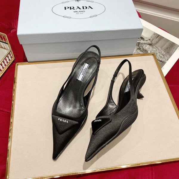 DÉCOLLETÉ SLINGBACK IN SETA NERA E FODERA IN PELLE DI MONTONE CON LOGO TRIANGOLARE