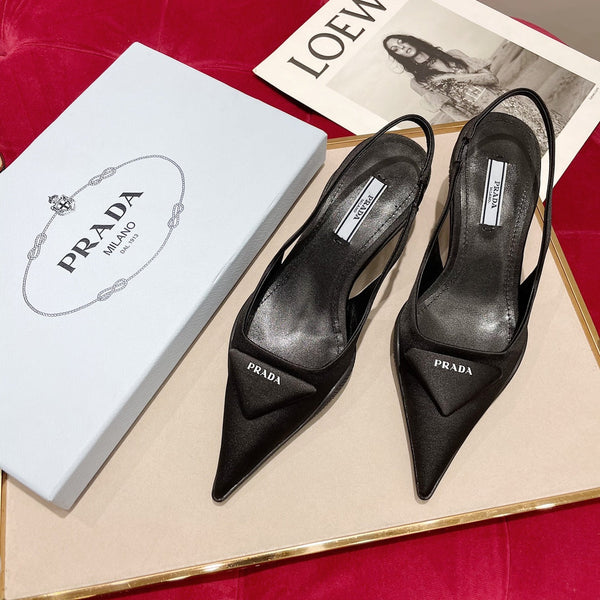 DÉCOLLETÉ SLINGBACK IN SETA NERA E FODERA IN PELLE DI MONTONE CON LOGO TRIANGOLARE
