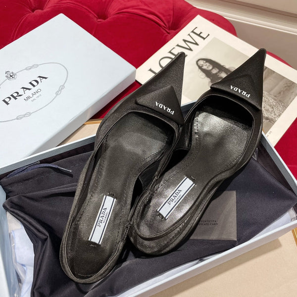 DÉCOLLETÉ SLINGBACK IN SETA NERA E FODERA IN PELLE DI MONTONE CON LOGO TRIANGOLARE