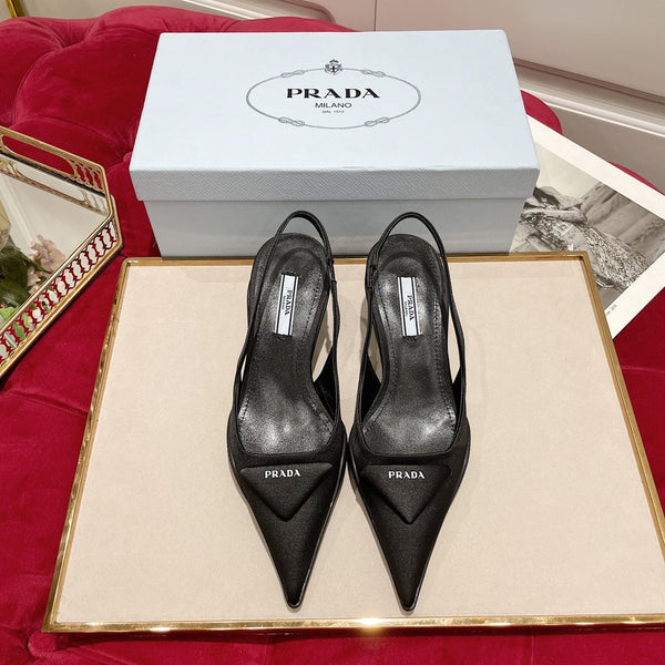 DÉCOLLETÉ SLINGBACK IN SETA NERA E FODERA IN PELLE DI MONTONE CON LOGO TRIANGOLARE