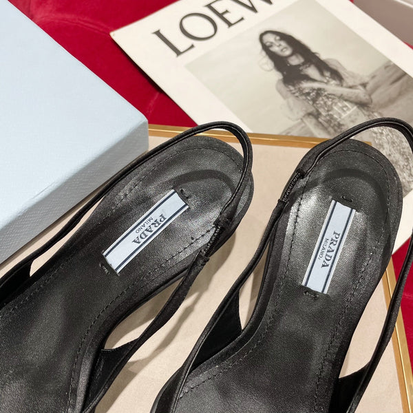 DÉCOLLETÉ SLINGBACK IN SETA NERA E FODERA IN PELLE DI MONTONE CON LOGO TRIANGOLARE