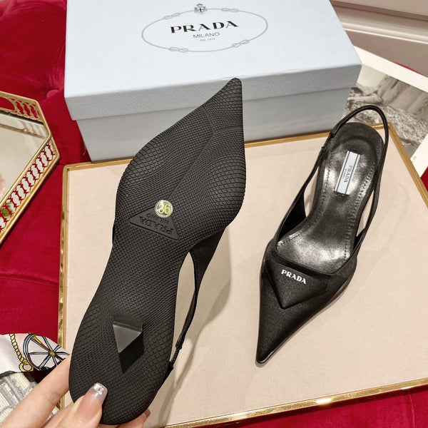 DÉCOLLETÉ SLINGBACK IN SETA NERA E FODERA IN PELLE DI MONTONE CON LOGO TRIANGOLARE