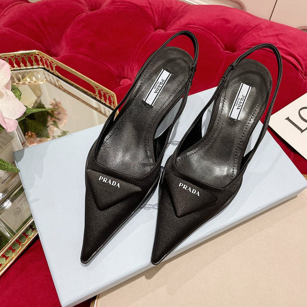 DÉCOLLETÉ SLINGBACK IN SETA NERA E FODERA IN PELLE DI MONTONE CON LOGO TRIANGOLARE