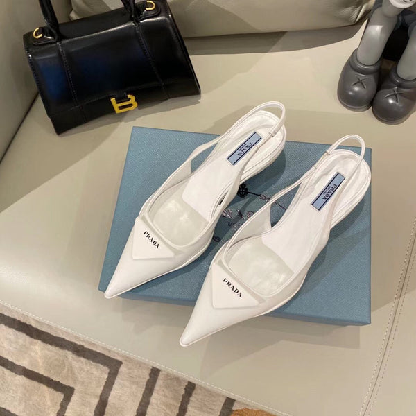 DÉCOLLETÉ CON CINTURINO E LOGO TRIANGOLARE IN PELLE DI VITELLO LUCIDA BIANCA