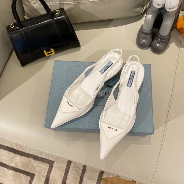 DÉCOLLETÉ CON CINTURINO E LOGO TRIANGOLARE IN PELLE DI VITELLO LUCIDA BIANCA
