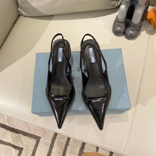 DÉCOLLETÉ CON CINTURINO E LOGO TRIANGOLARE IN PELLE DI VITELLO NERA LUCIDA