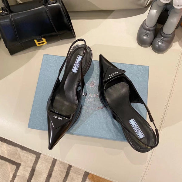 DÉCOLLETÉ CON CINTURINO E LOGO TRIANGOLARE IN PELLE DI VITELLO NERA LUCIDA