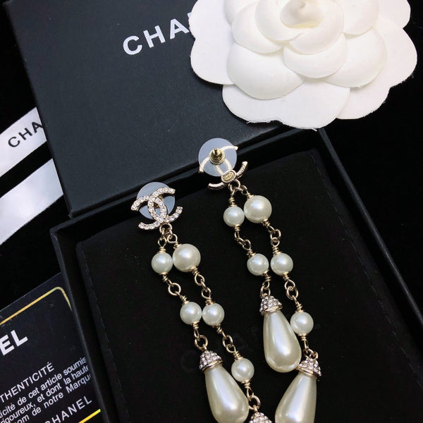 DOUBLE C EARRINGS IN GOLD METAL WITH TWO PEARL TASSELS