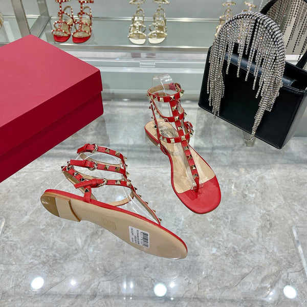 SANDALO INFRADITO ROCKSTUD CON CINTURINI IN PELLE DI VITELLO ROSSO CILIEGIA