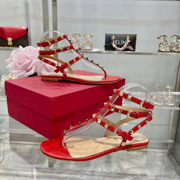 SANDALO INFRADITO ROCKSTUD CON CINTURINI IN PELLE DI VITELLO ROSSO CILIEGIA