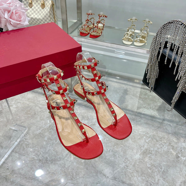 SANDALO INFRADITO ROCKSTUD CON CINTURINI IN PELLE DI VITELLO ROSSO CILIEGIA