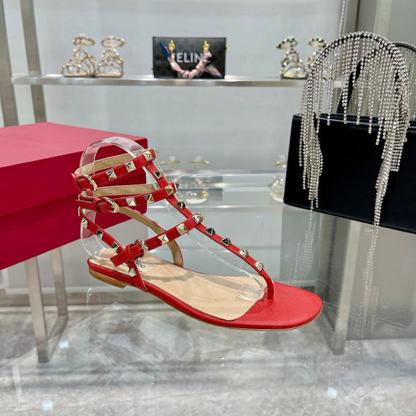 SANDALO INFRADITO ROCKSTUD CON CINTURINI IN PELLE DI VITELLO ROSSO CILIEGIA
