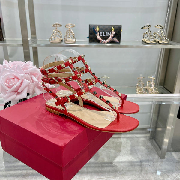 SANDALO INFRADITO ROCKSTUD CON CINTURINI IN PELLE DI VITELLO ROSSO CILIEGIA