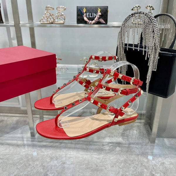 SANDALO INFRADITO ROCKSTUD CON CINTURINI IN PELLE DI VITELLO ROSSO CILIEGIA