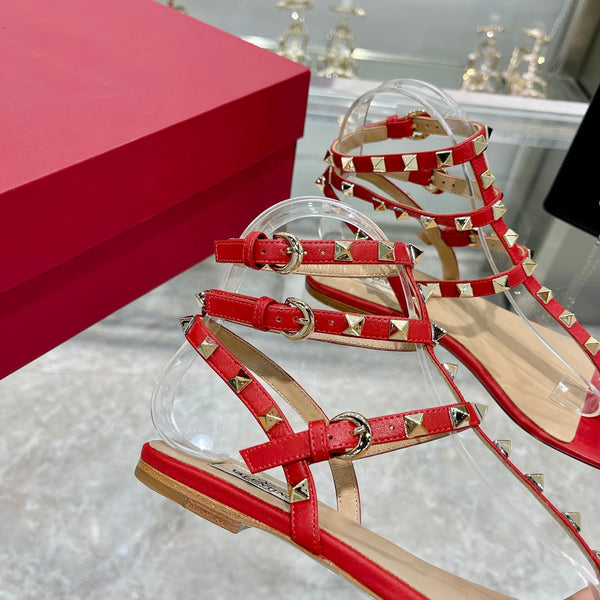 SANDALO INFRADITO ROCKSTUD CON CINTURINI IN PELLE DI VITELLO ROSSO CILIEGIA