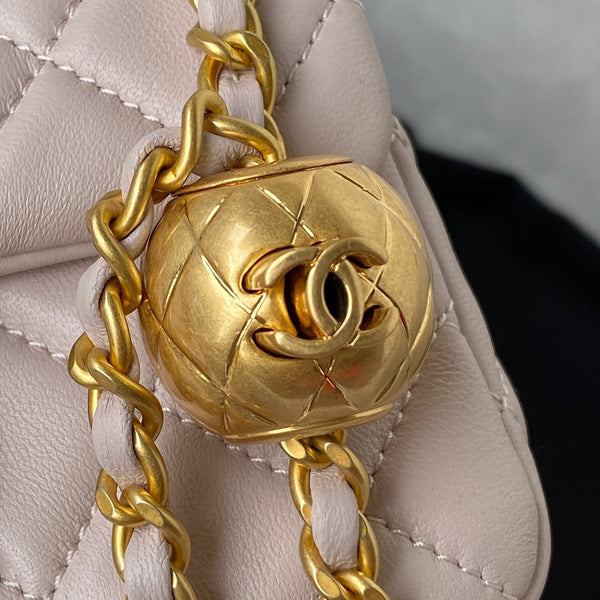 Borsa a patta classica mini 17 cm in pelle di agnello rosa pastello, finiture dorate