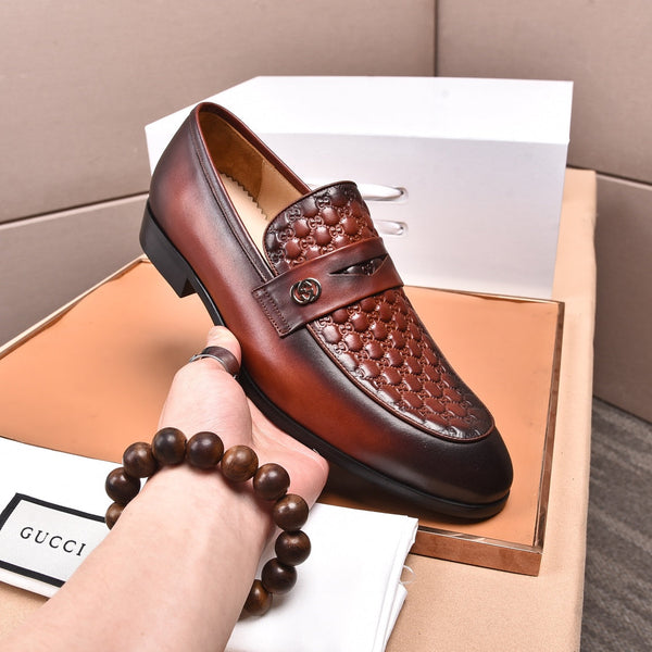 Mocassino da uomo GG in pelle di vacchetta goffrata marrone 538717