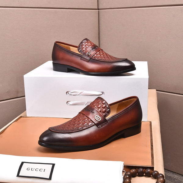 Mocassino da uomo GG in pelle di vacchetta goffrata marrone 538717