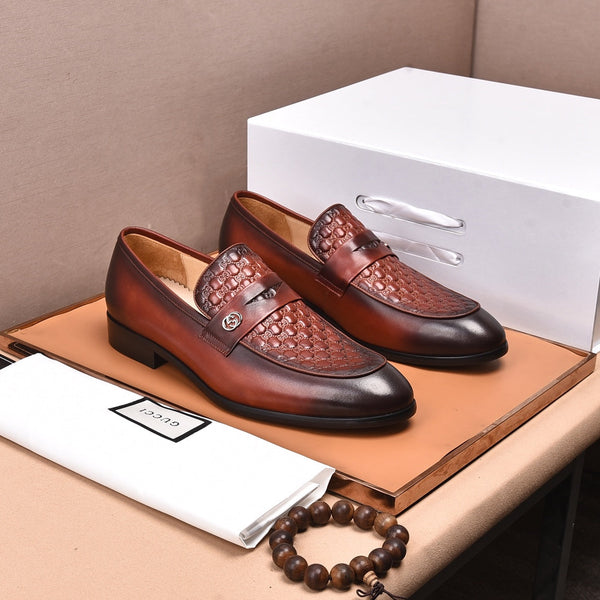 Mocassino da uomo GG in pelle di vacchetta goffrata marrone 538717