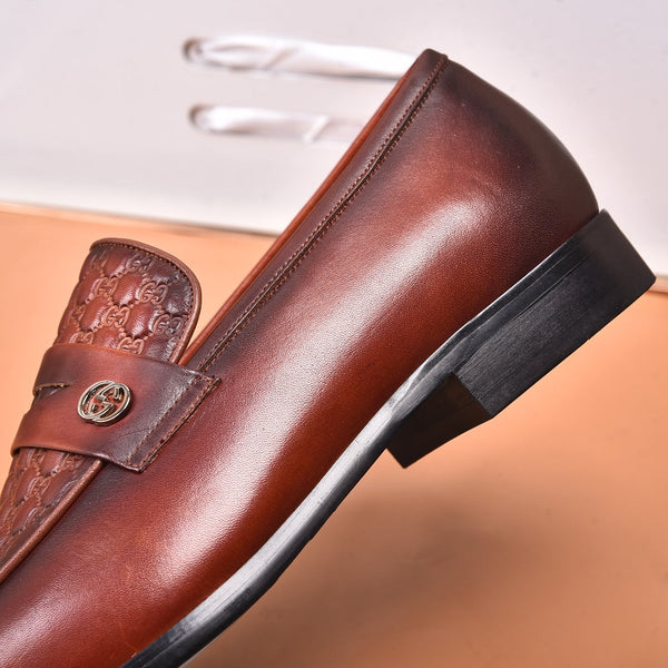 Mocassino da uomo GG in pelle di vacchetta goffrata marrone 538717
