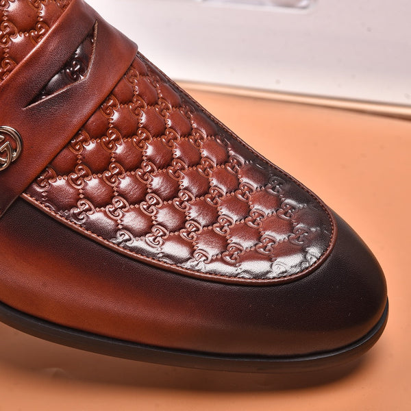 Mocassino da uomo GG in pelle di vacchetta goffrata marrone 538717