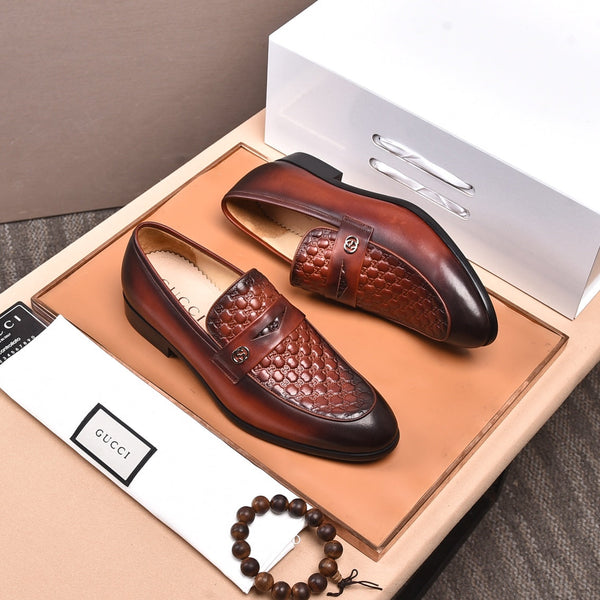 Mocassino da uomo GG in pelle di vacchetta goffrata marrone 538717