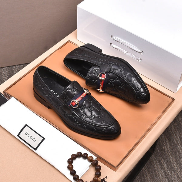 Mocassino da uomo GG in pelle di vacchetta goffrata nera 538715